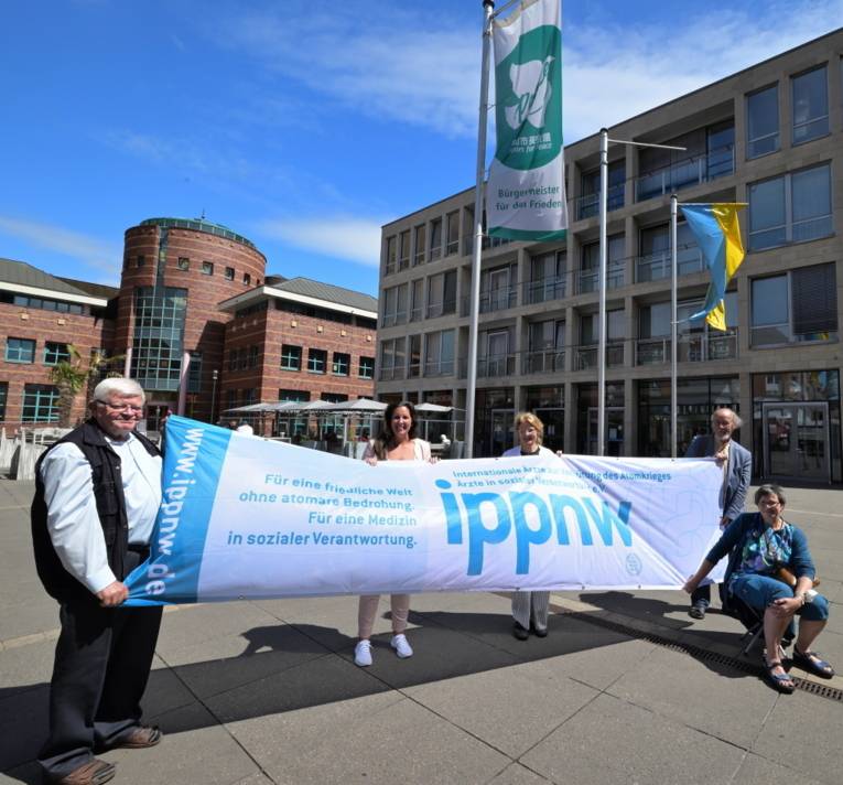 Die Mayors-for-Peace-Flagge vor einem Gebäude in Viersen (Nordrhein-Westfalen):